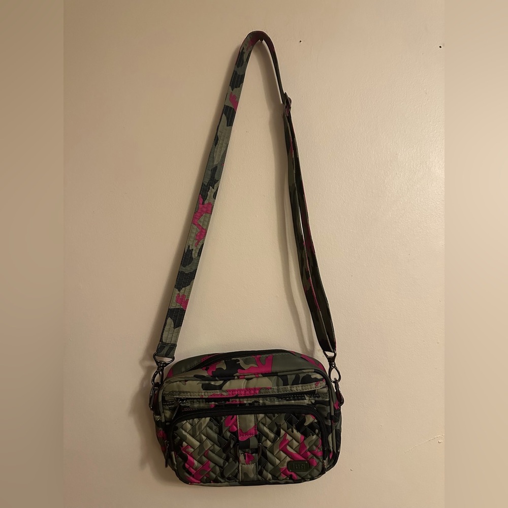 Lug carousel camo crossbody